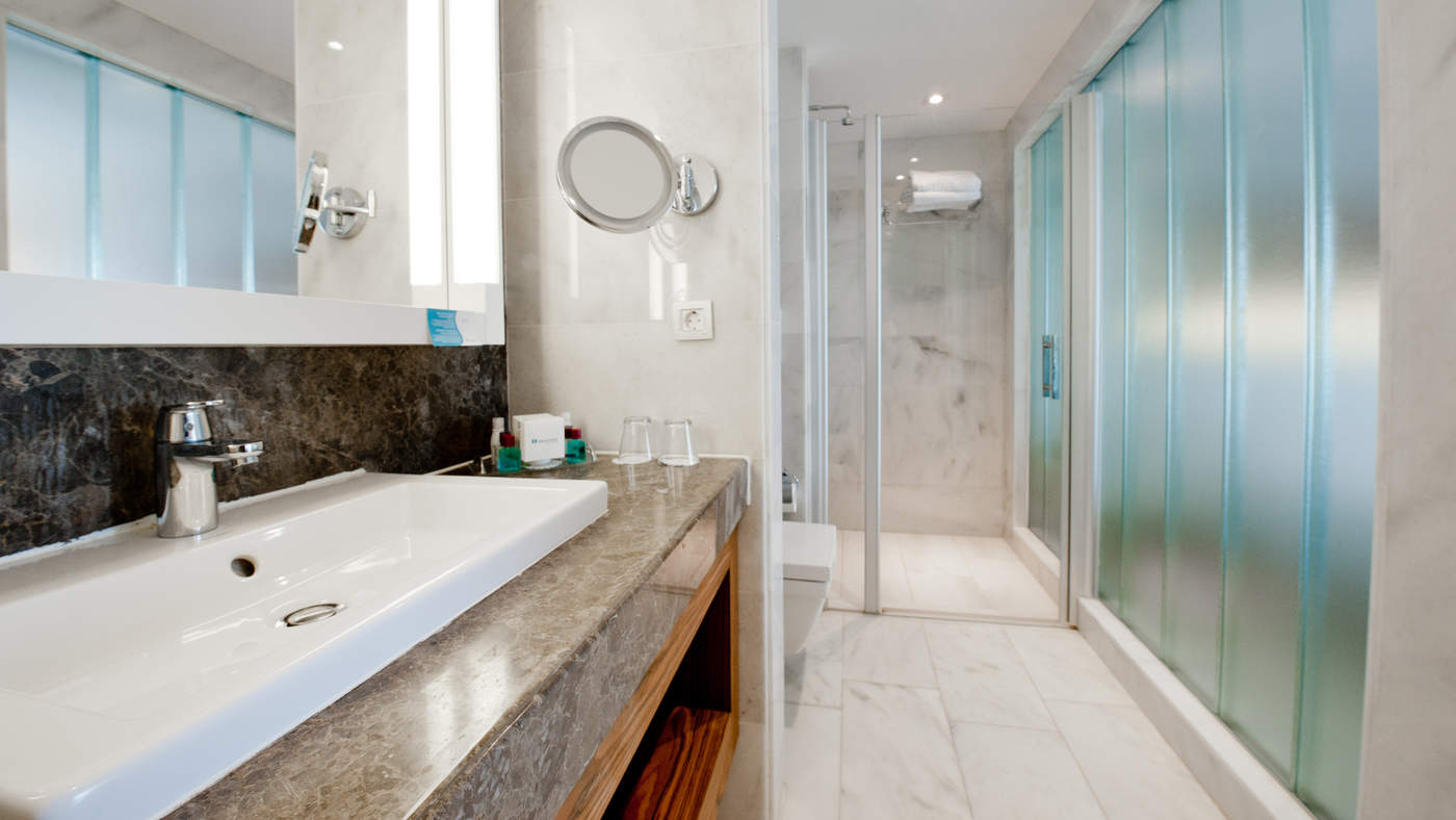 csm_SENTIDO-Gold-Island-Standard-Deluxe-Bathroom-2_2ede8d37a5